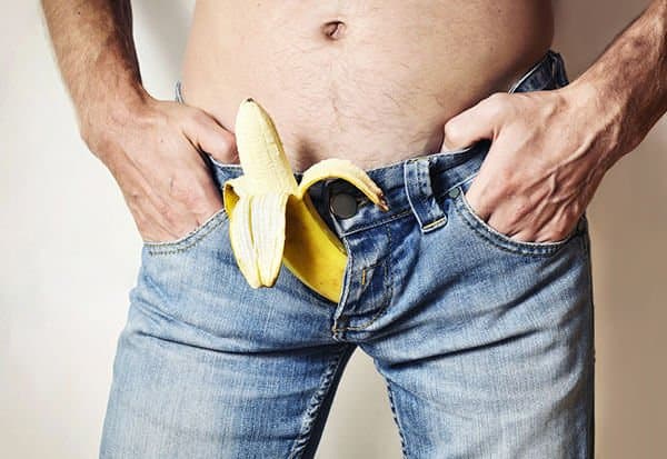 กล้วยโผล่ออกจากกางเกง 